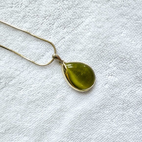 NECKLACE - Olive green teardrop medallion on a silver chain - Picture 4 of 4